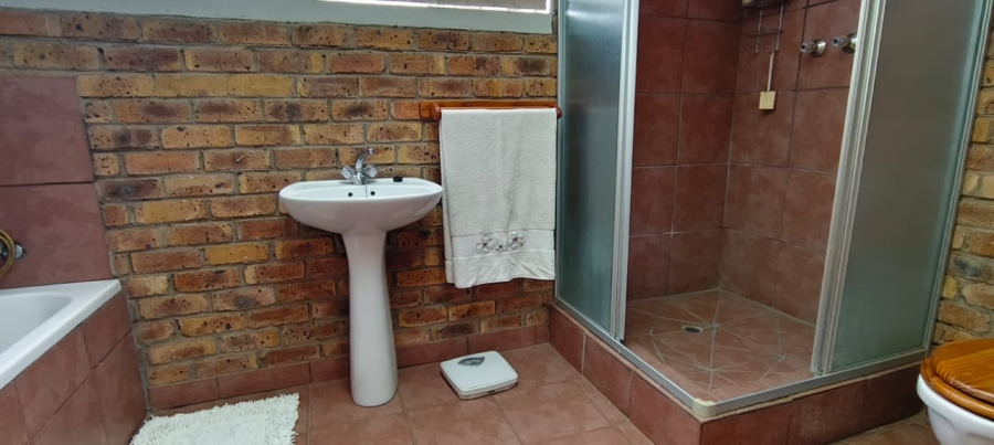 5 Bedroom Property for Sale in Pellissier Free State